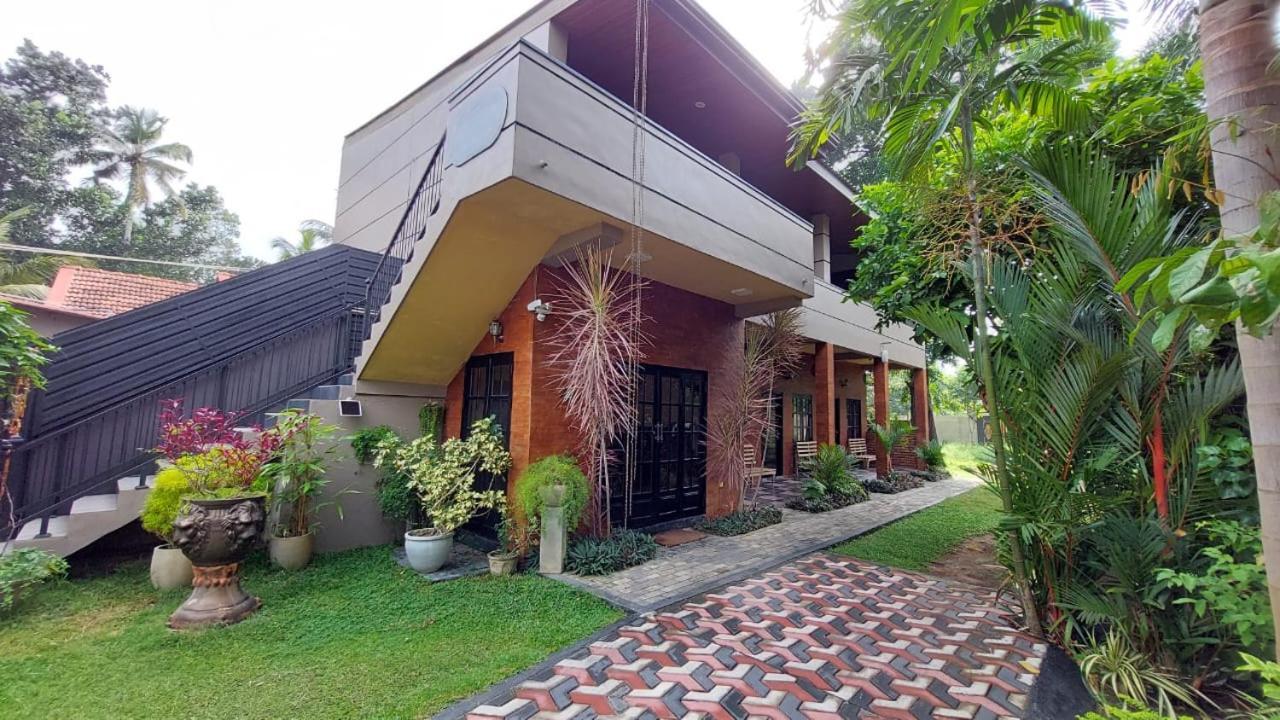 Edwin'S Airport Garden Bed & Breakfast Негомбо Екстериор снимка