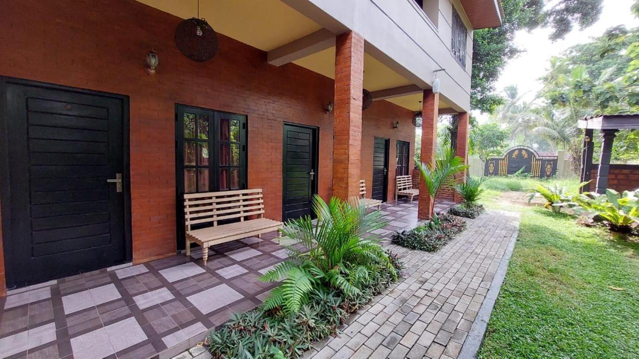 Edwin'S Airport Garden Bed & Breakfast Негомбо Екстериор снимка